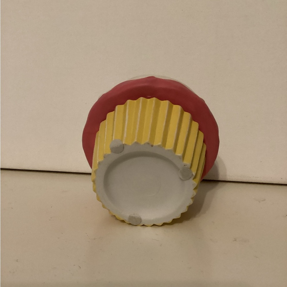 4/$15 🌻 Ceramic Bunny Cupcake Candle - Picture 3 of 6